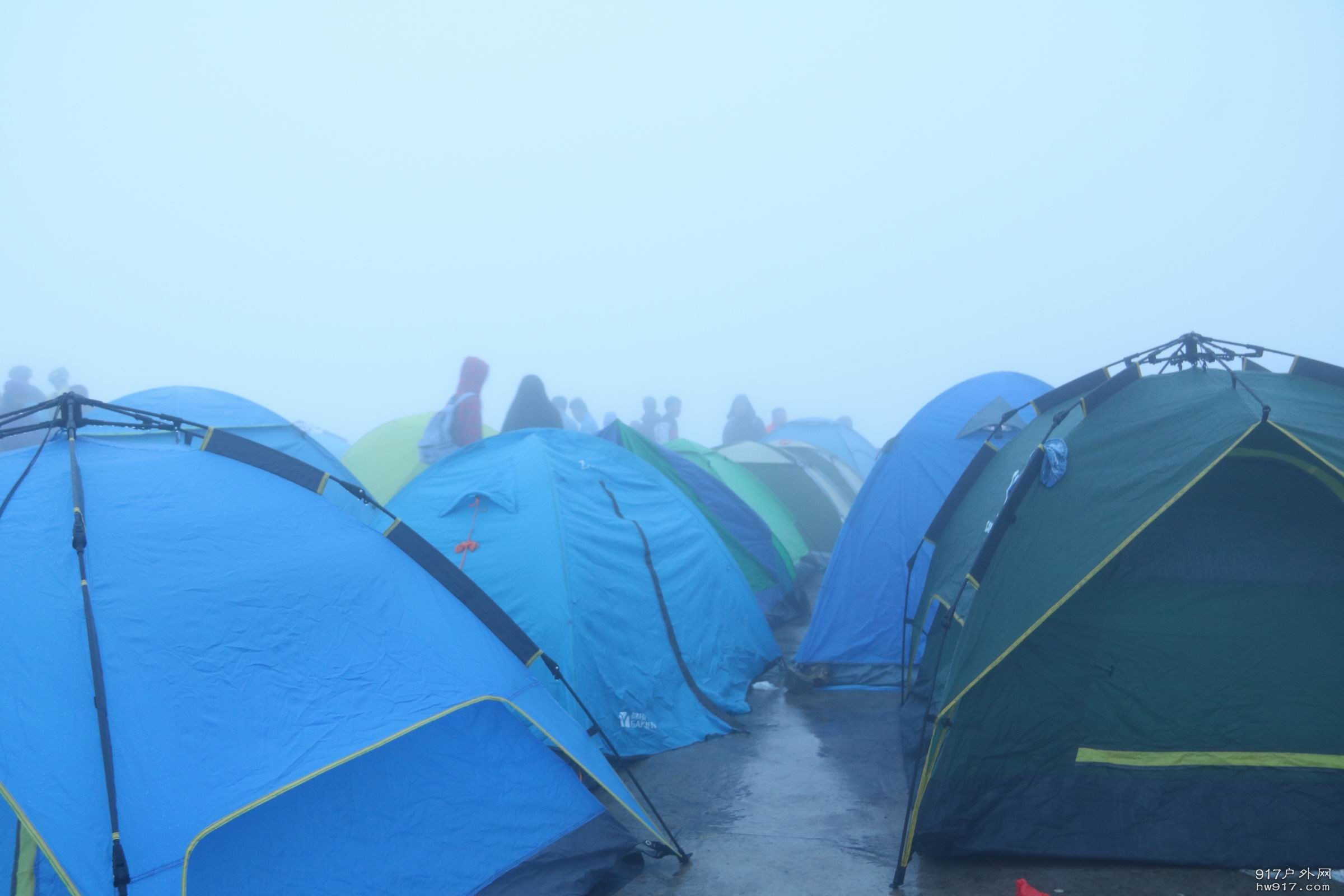 凌晨1点经过生死之交终于来到了山，在寒风中睡上几小时。因太晚没拍到图片。早晨6点起床看日出 ...