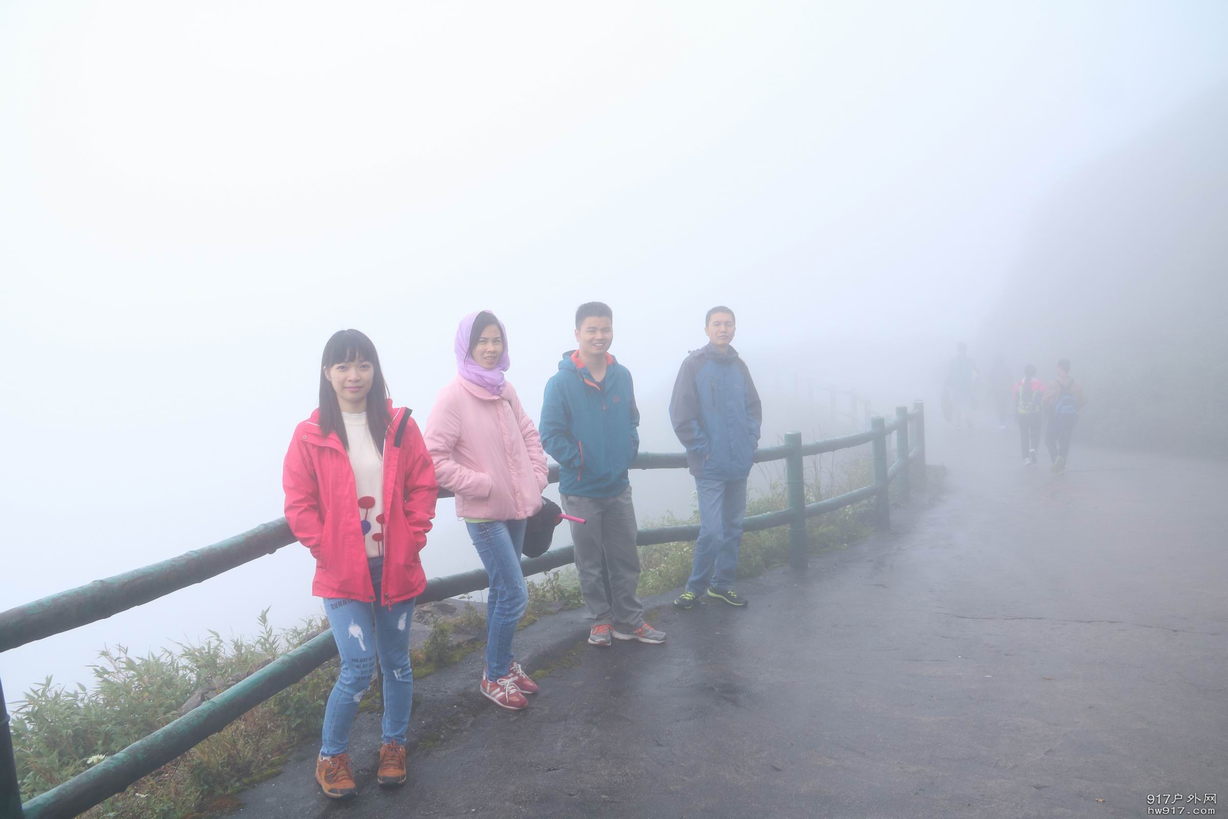 下山，雾太大