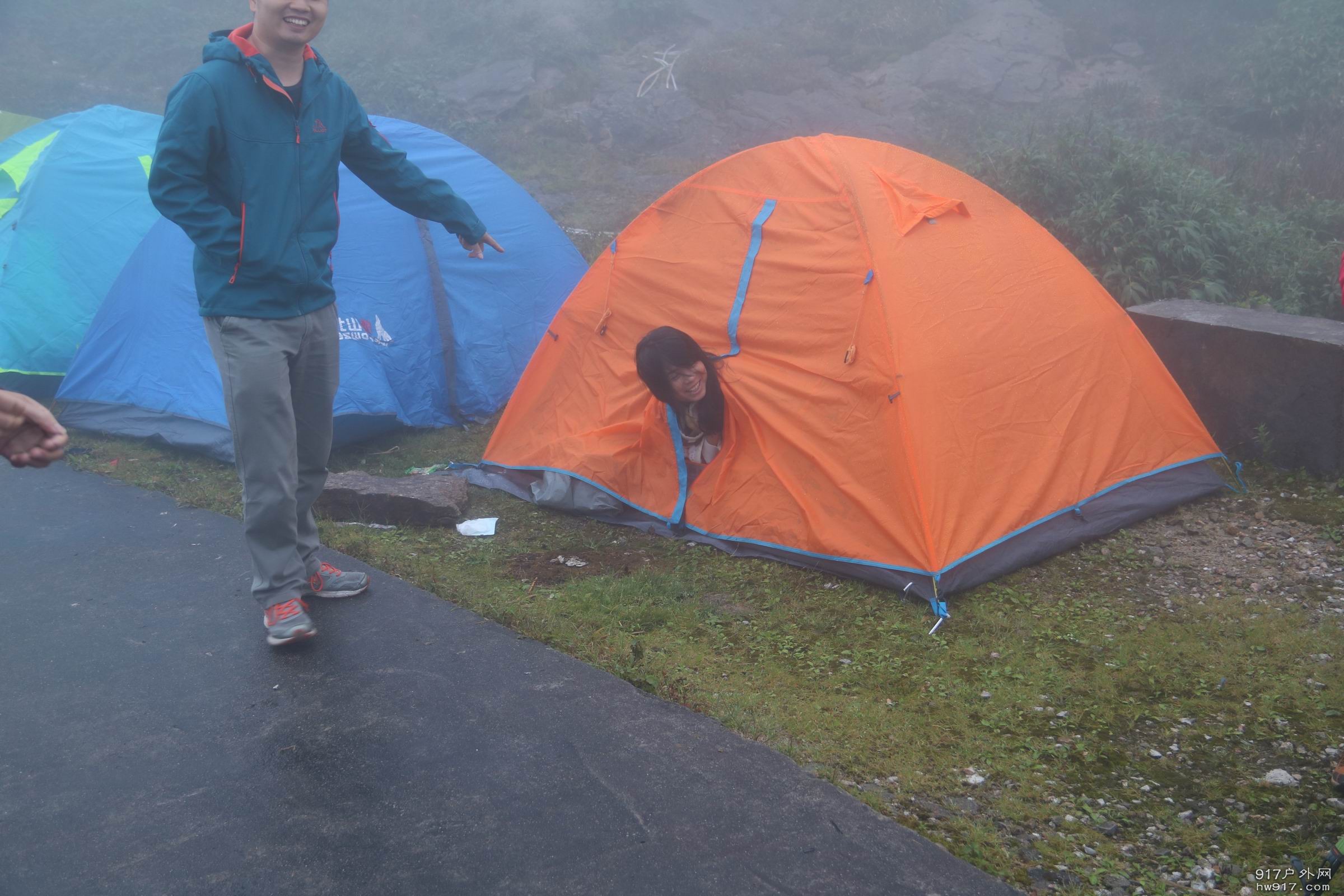 到达营地，美女准备起床。不知道流氓胸是要准备干啥，