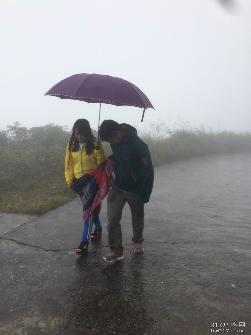 妹子，我帮你提群子吧 