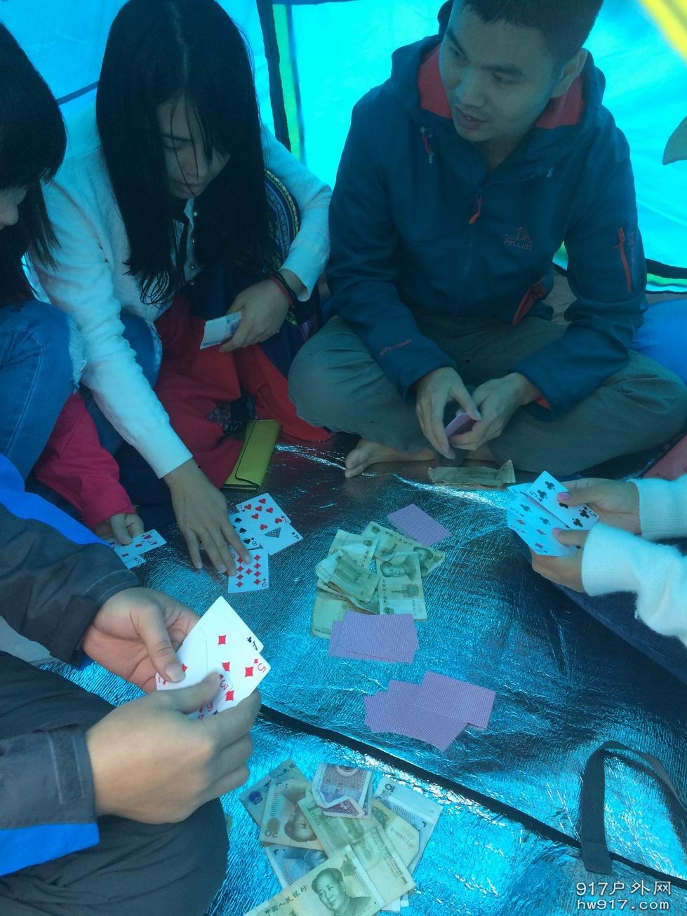 来来来，买定离手。外面下着雨