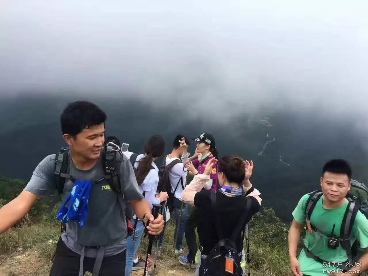 老吉一不小心就出现在镜头前了。