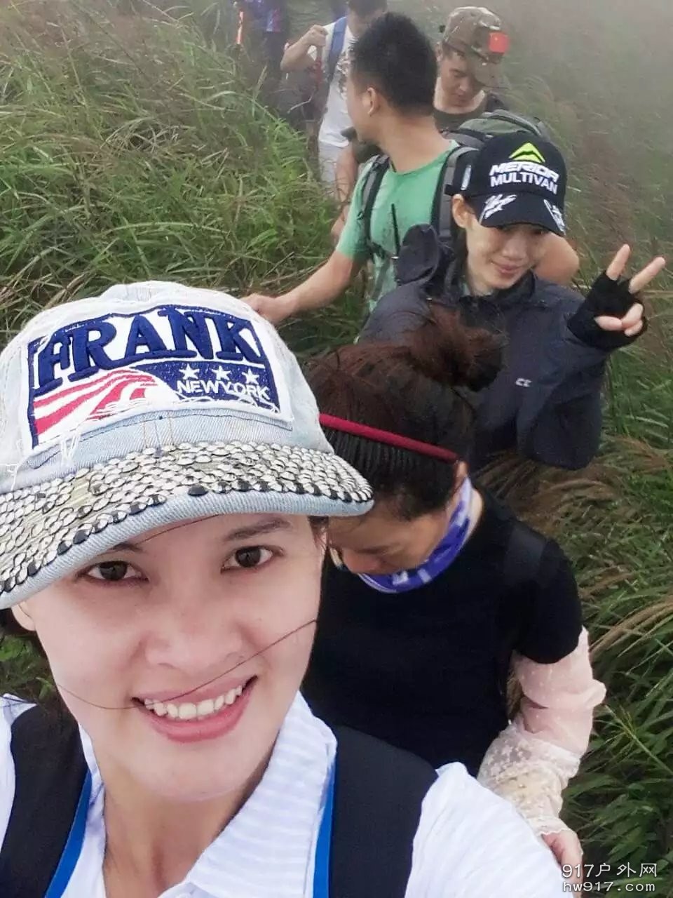 来张自恋照，美不美全看手机摆放的角度。