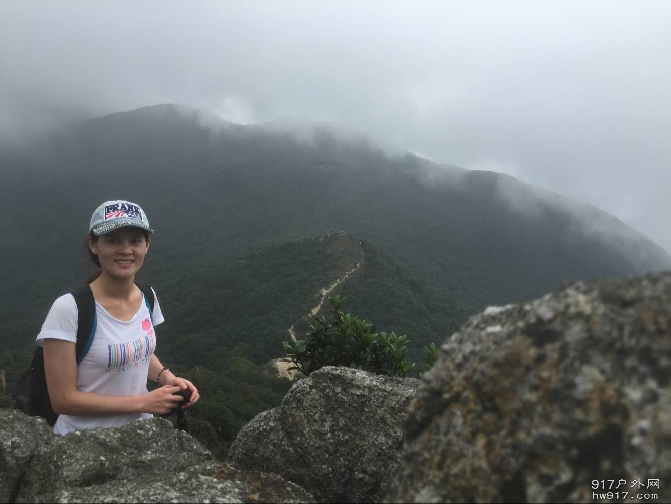 我觉得好的风景和美女更配哦。