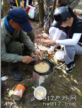 小明哥在煮三鲜面，看着就流口水!