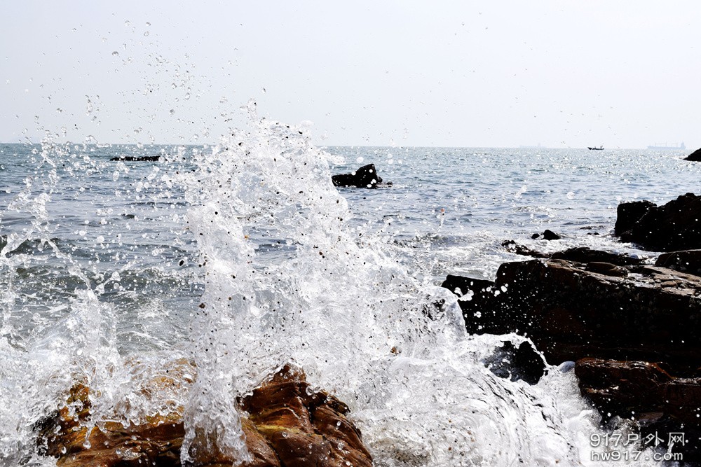 海浪溅起来的瞬间就像时间凝固了一样。。。
