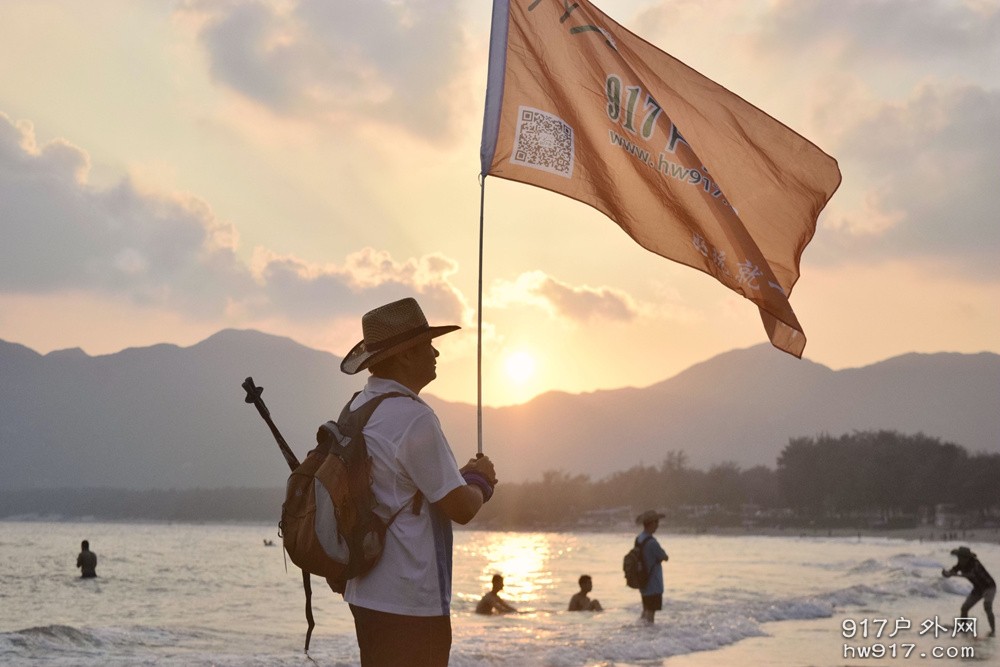 灵魂旗手！！！那一刻触动很大！您一直举着，很久很久，因为您知道，那是917的象征！抓拍。。。 ... ... .. ...