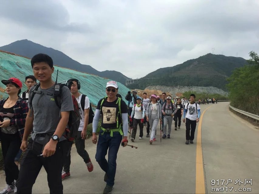 由于禁止客车进入,5公里的步行开始了刷牙的准备工作......