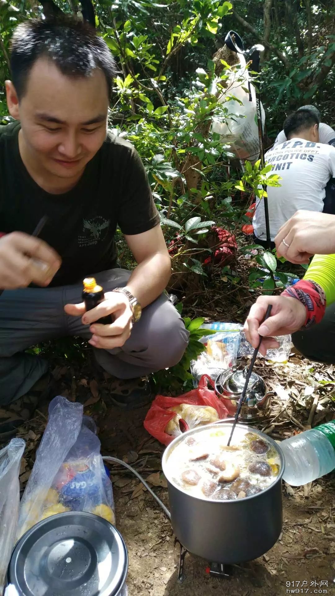 有缘人与星云大师在给大家制作美食