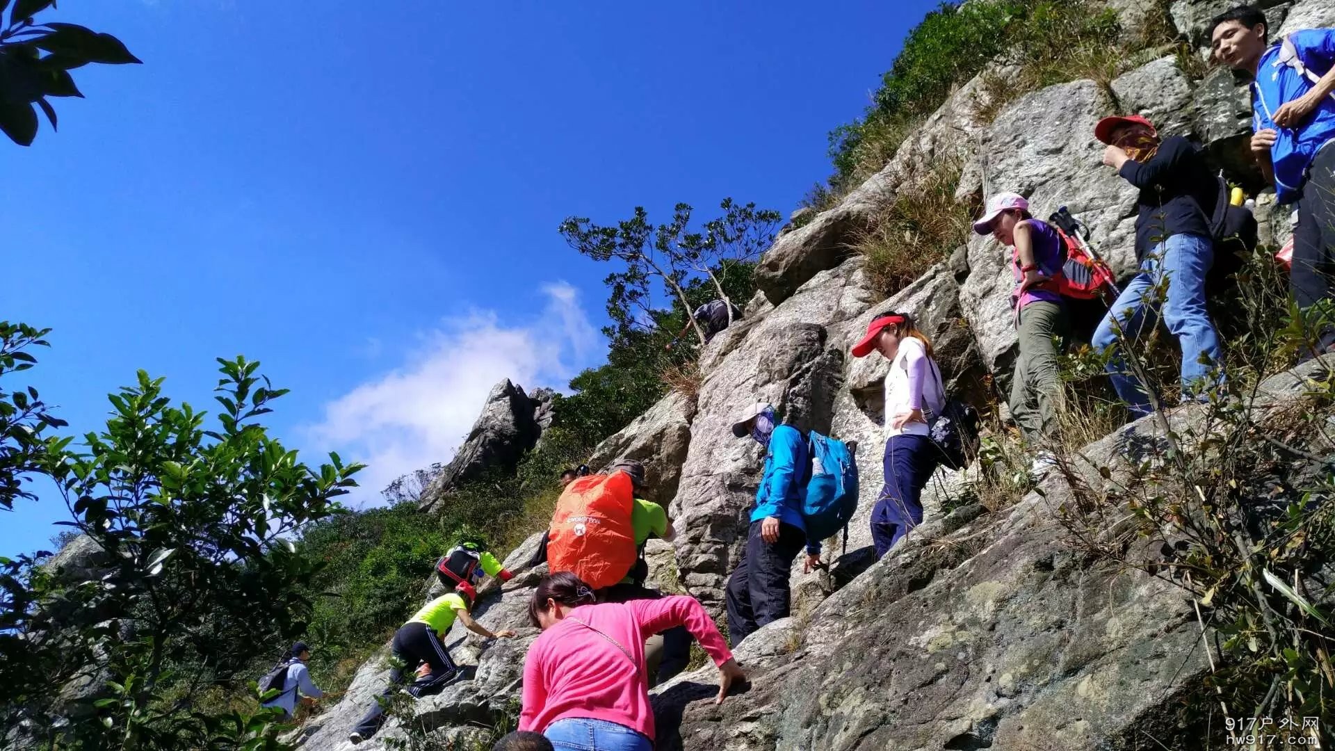 在领队老王的引领下安全有序的通过第一个峭壁