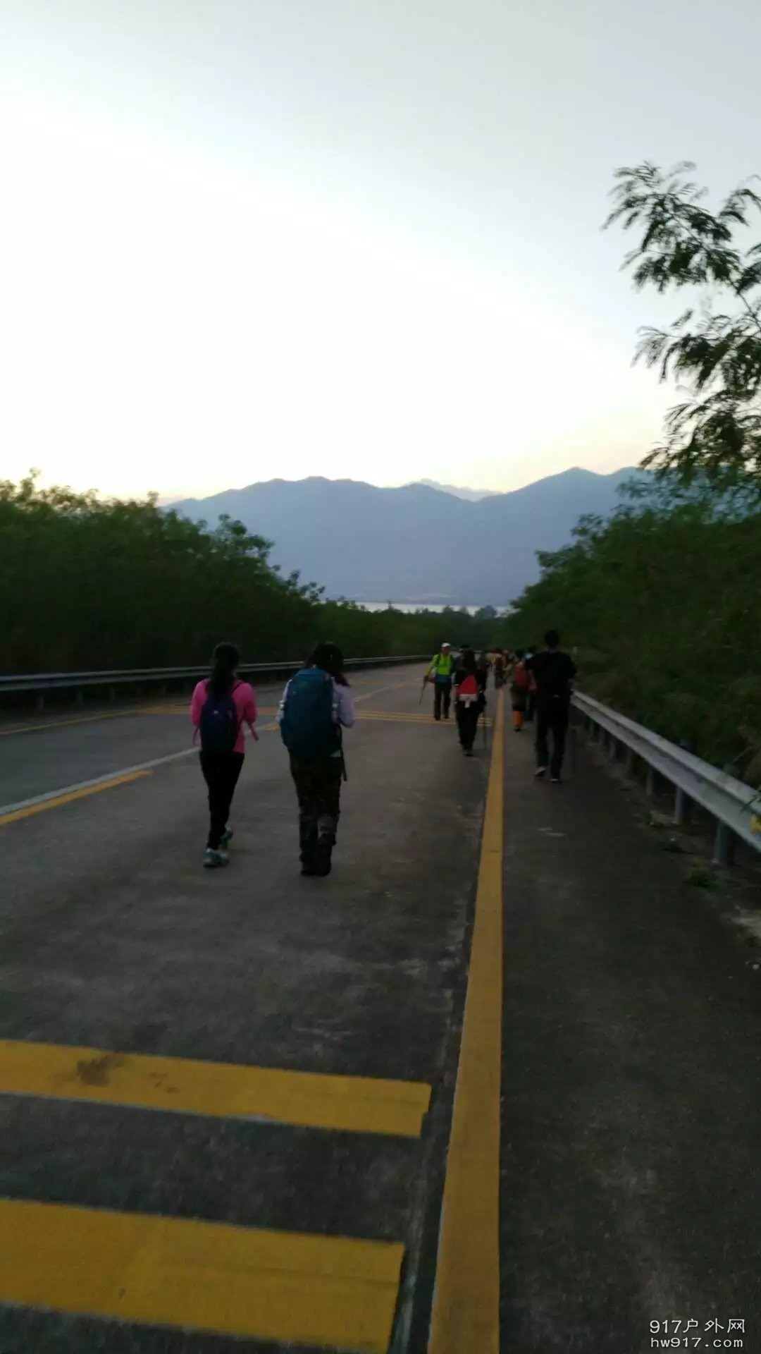 夜幕降临，大师在吆喊大家加快脚步