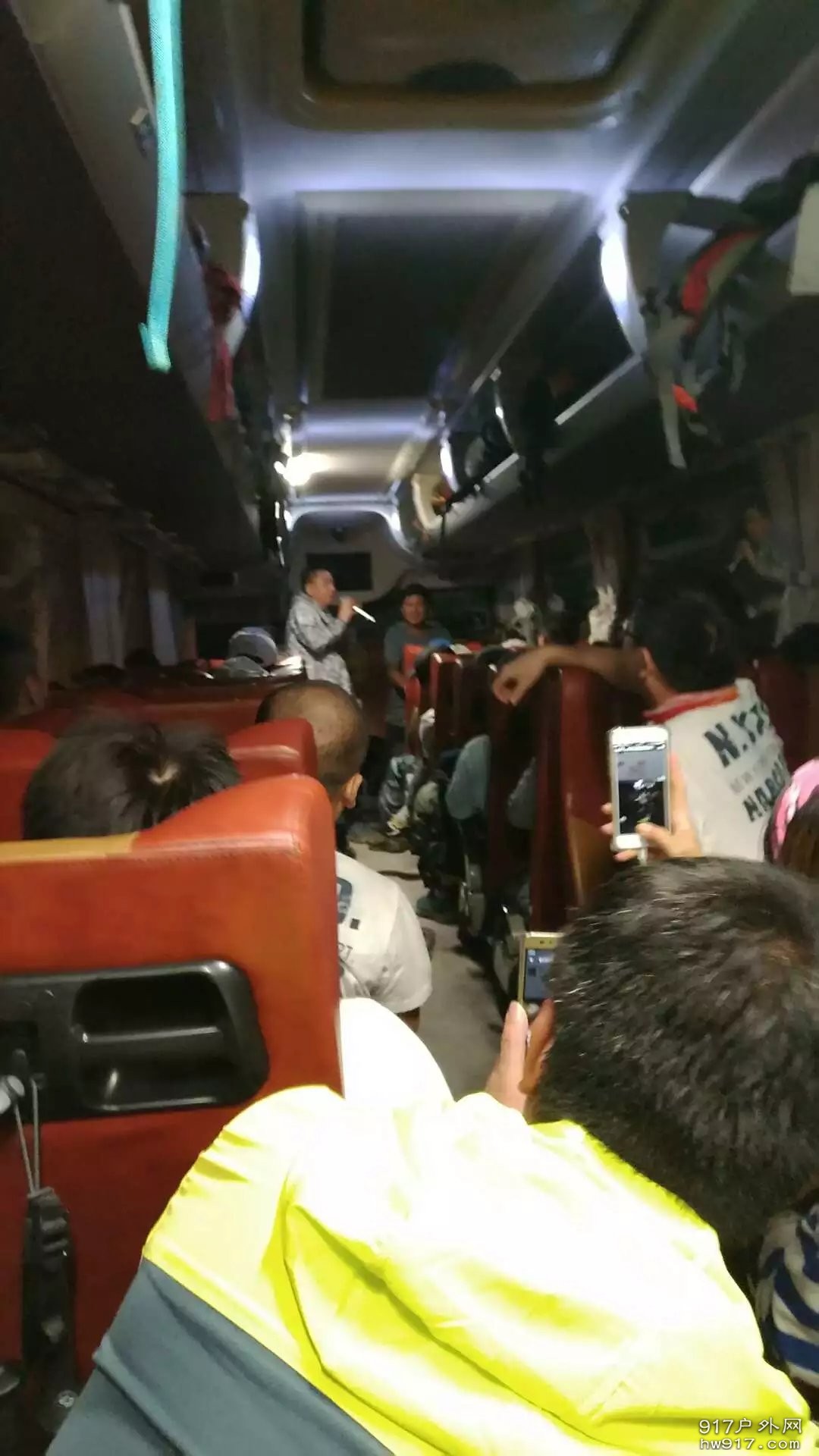 终于坐上回程的大巴，可以听到悦耳的歌声