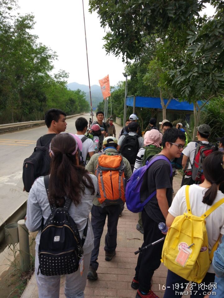 2016.11.13排牙山之旅，下了车我们准备出发了，5公里的水泥路走起，有点小兴奋 ...