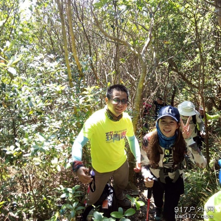 行走在小树林里，你看帅哥与美女哪甜甜的笑容便知道这一路走来是多么的欢乐！ ... ... ...