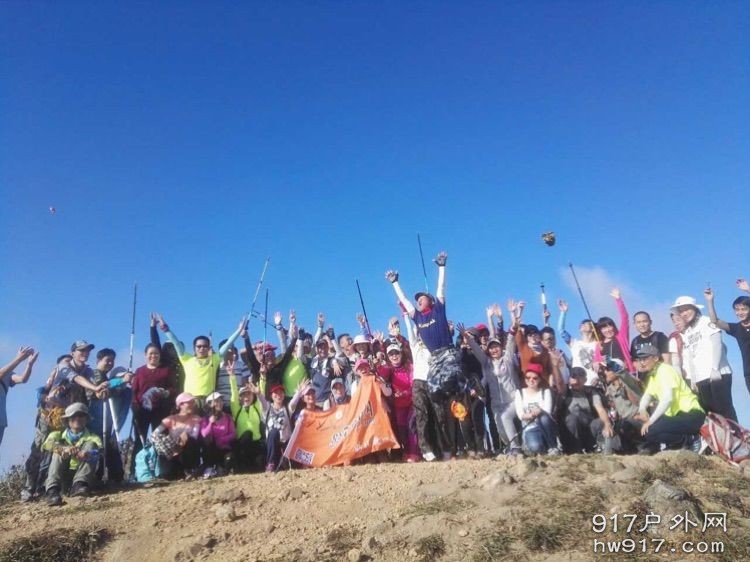 登顶有多兴奋，看图便能知道，不过多表达哈哈哈哈，合照拍完该下山了^_^^_^^_^ ... ... ...