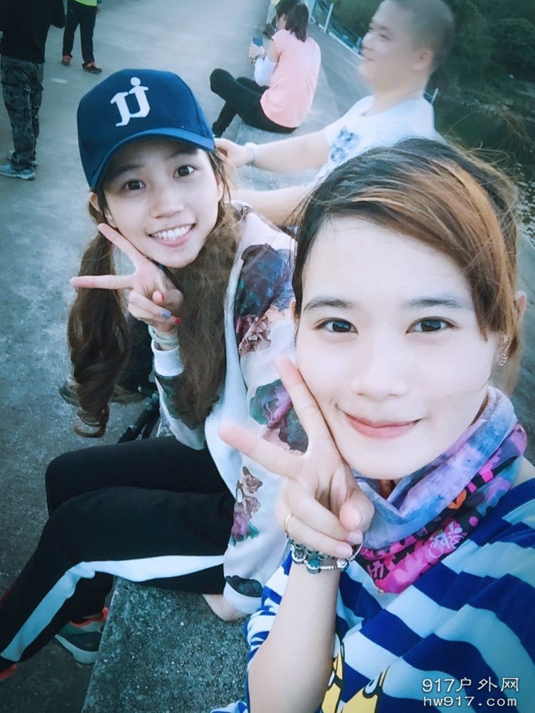 登顶有多兴奋，看图便能知道，不过多表达哈哈哈哈，合照拍完该下山了^_^^_^^_^ ... ... ...