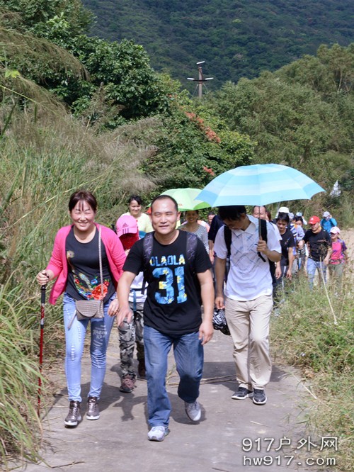 排牙山下行进中
