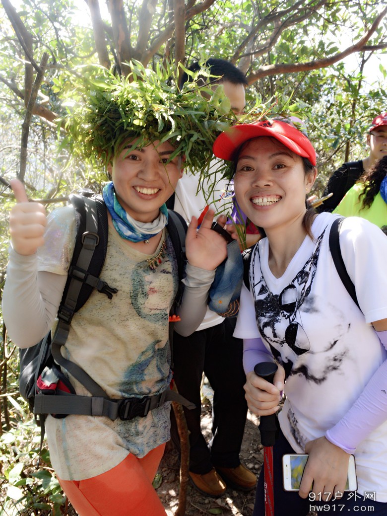 登山途中的欢笑