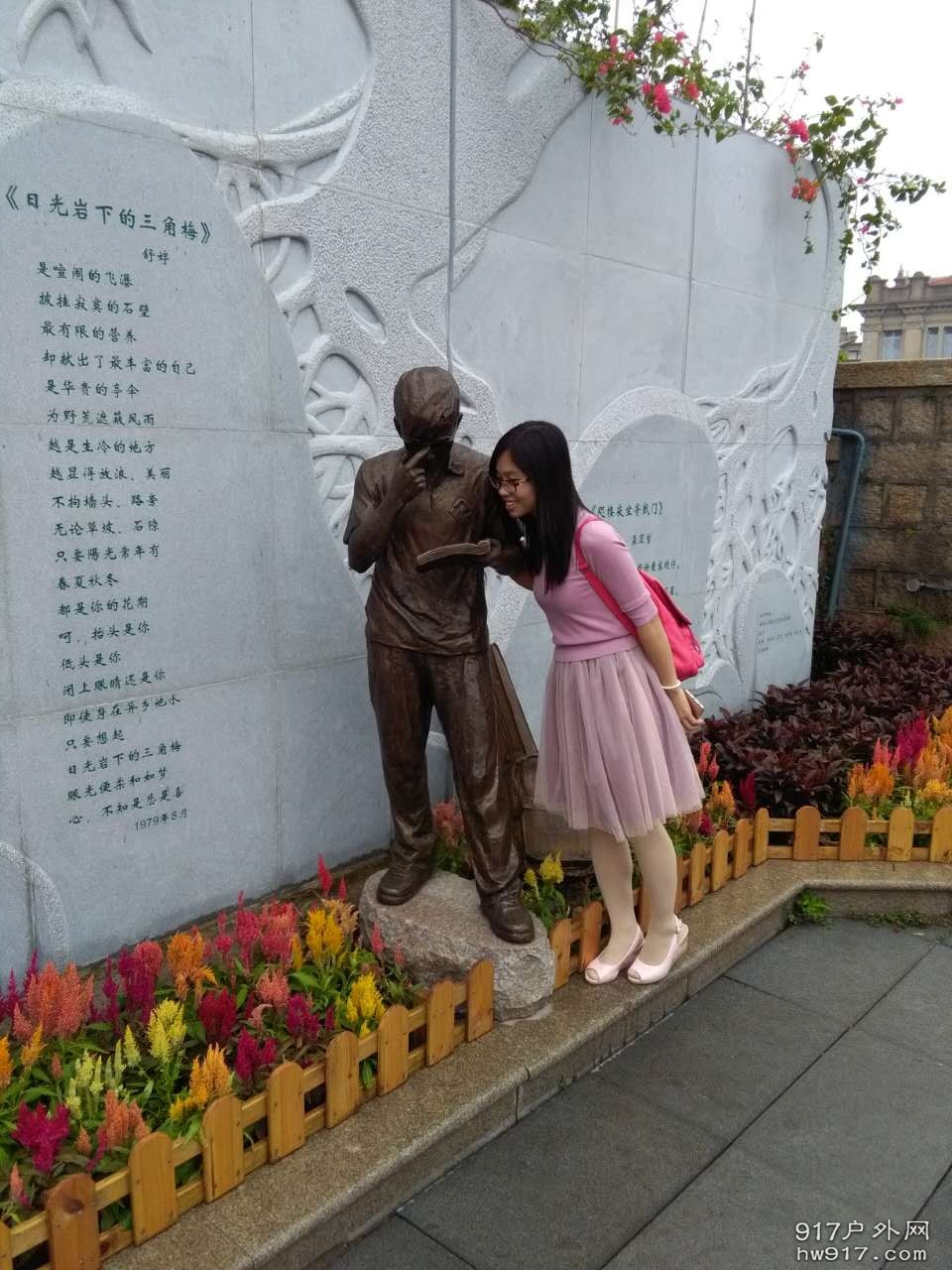 看看他在看什么书？