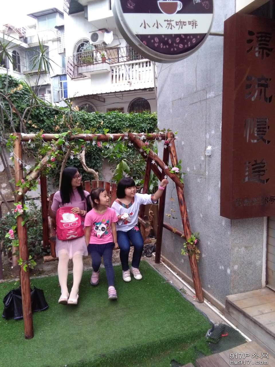 和小朋友一起荡秋千，是一件开心的事情