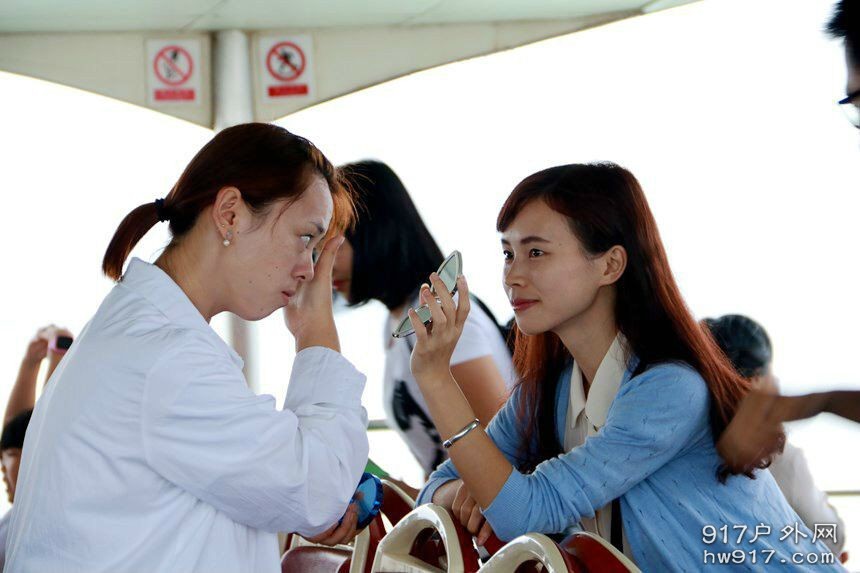 小腰腰你化妆，可把我们妹子累坏了，一点也不知道心疼妹子