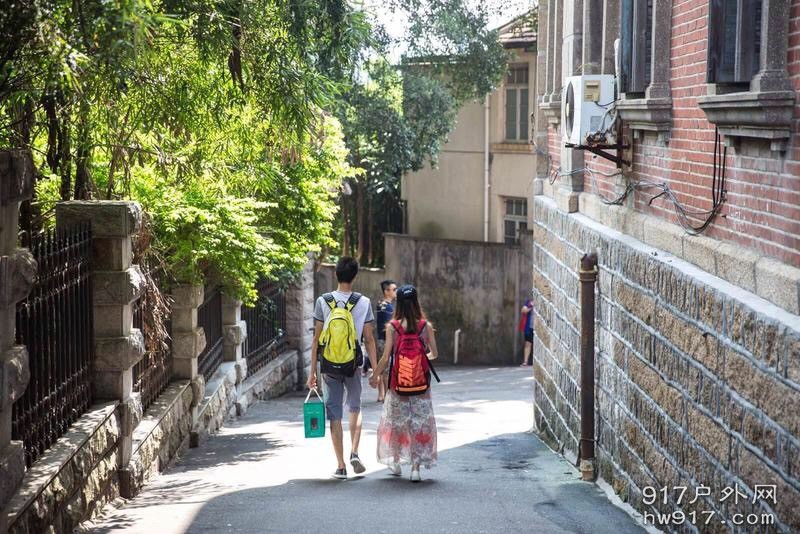 手牵手一步两步三部往前走