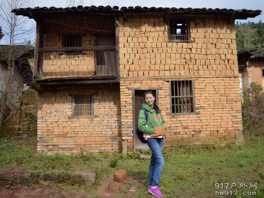 老房子前的靓女