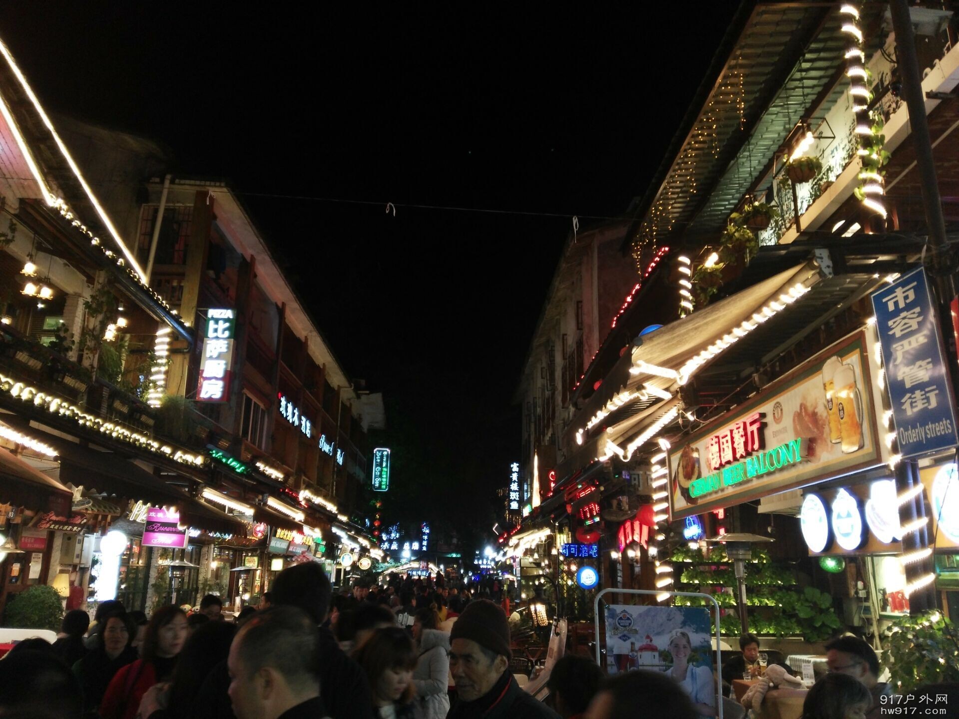 人山人海的西街道上