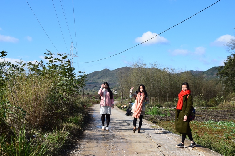 走在乡间的小路上