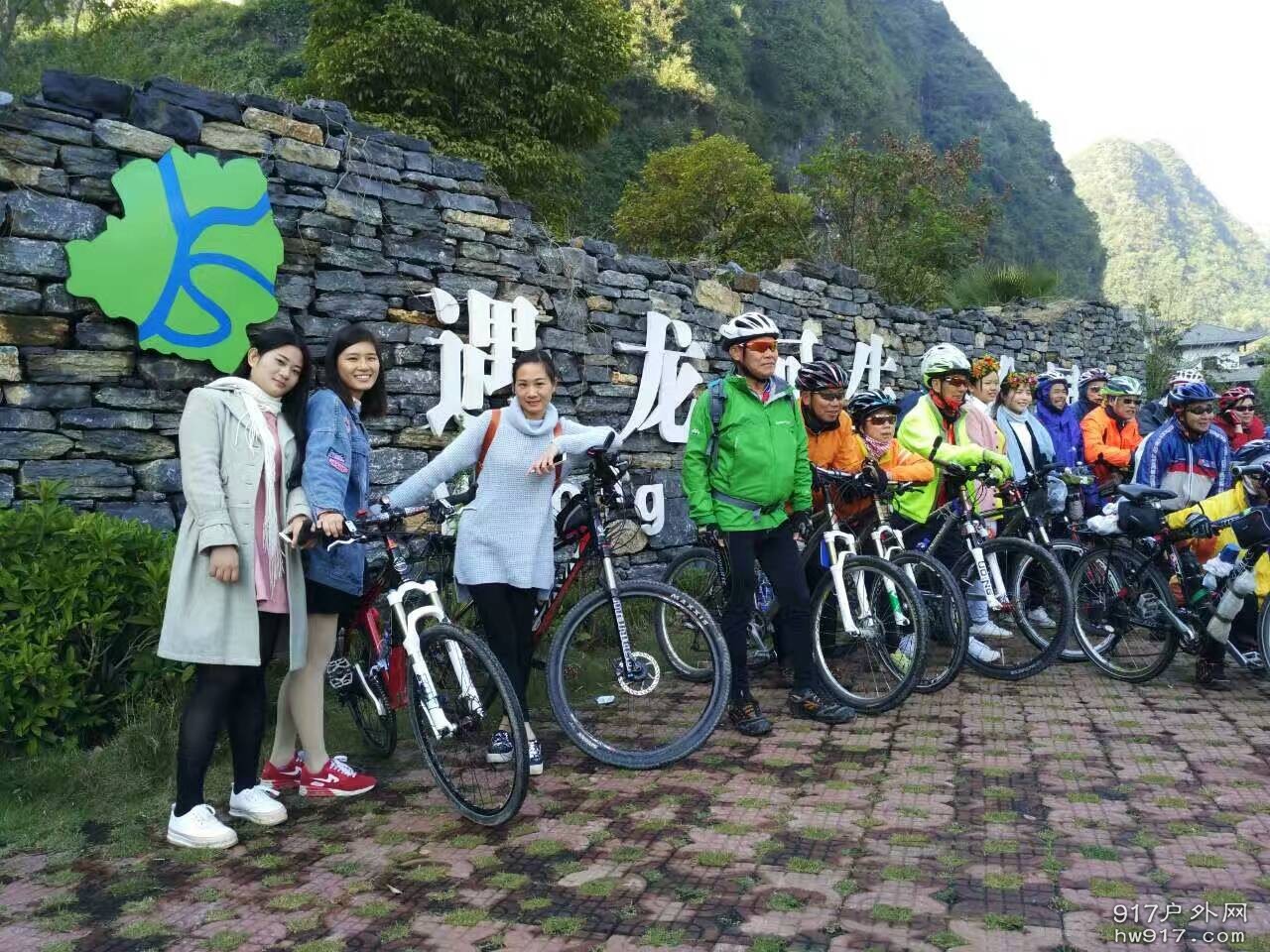 遇龙河骑行，遇见一群来自香港的游客，很热情的跟我们合影