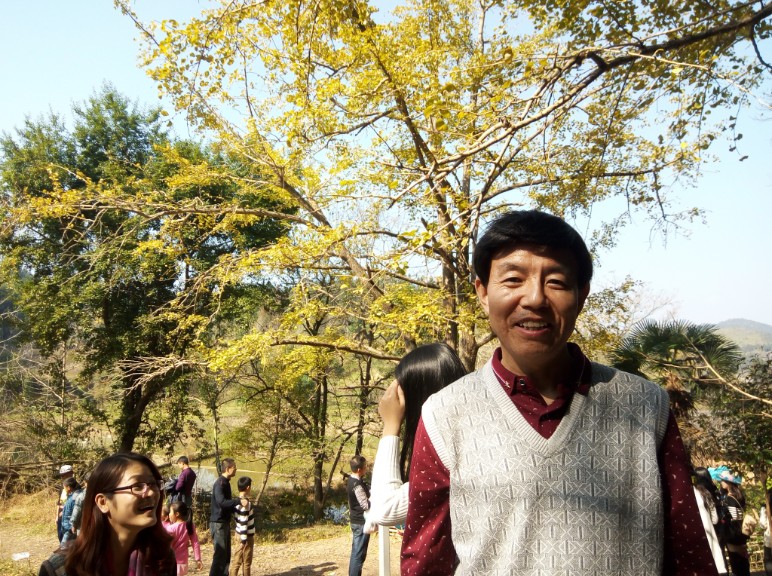 靓女，你盯着大叔为哪般？