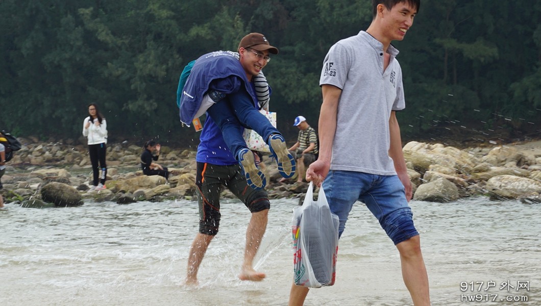 未来扛走一妹子了