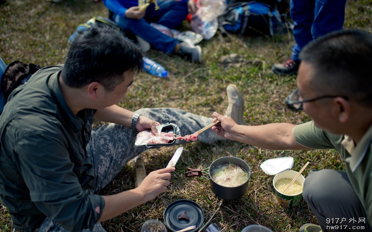 樵夫和蓝天欢快的切着肉，商量着瞎猜要带菜板，回程的时候，樵夫在车上讲污段子，锄禾日当午，日了几个人， ...