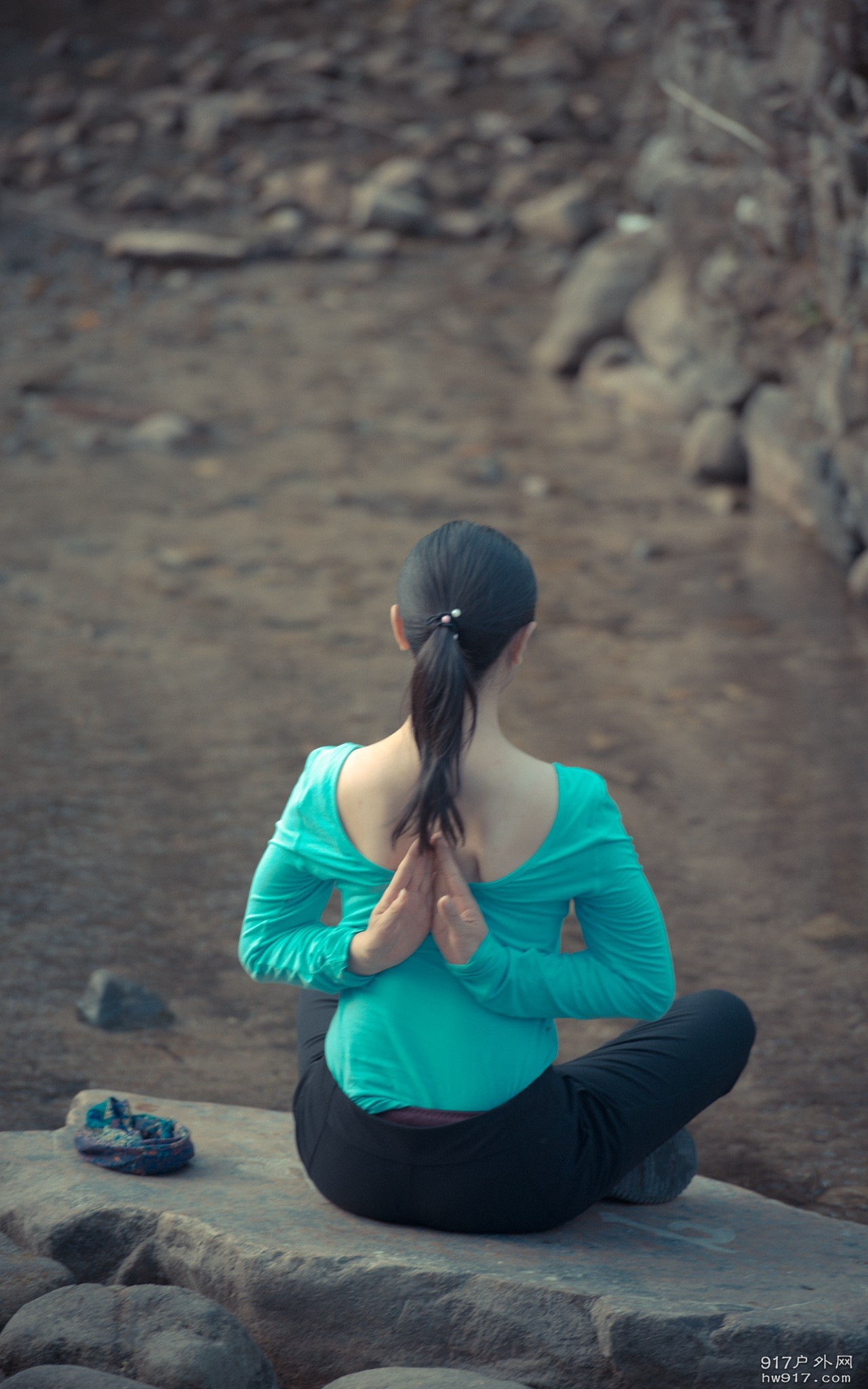 呵，无法想象那些神奇的男人女人是怎么用脊背贴到手背