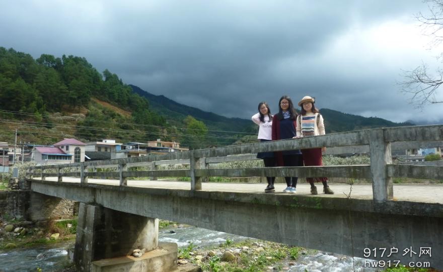 小桥流水，一边太阳一边雨