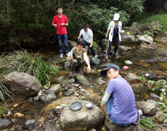 刷锅洗碗准备做饭的小明哥