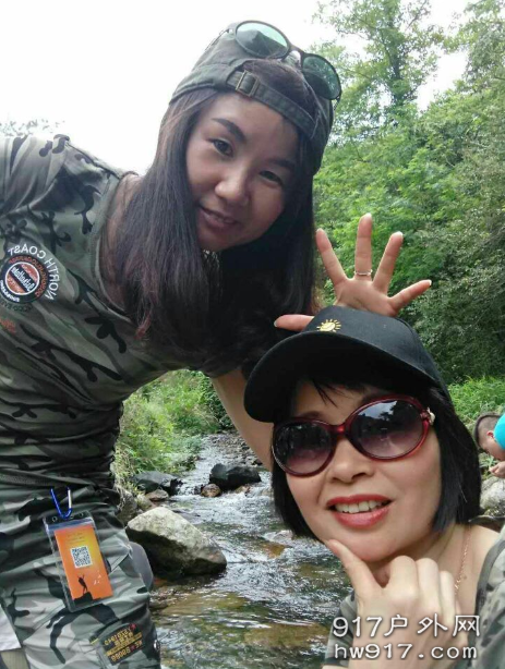 风中无袖拂过春天的小草