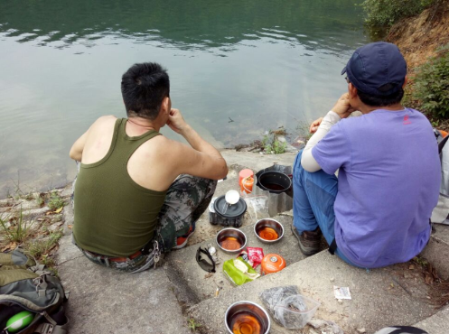 认真的嗑瓜子、煮茶、聊人生