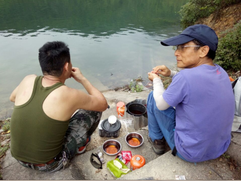 茶逢知己千杯少，干了一碗又一碗!