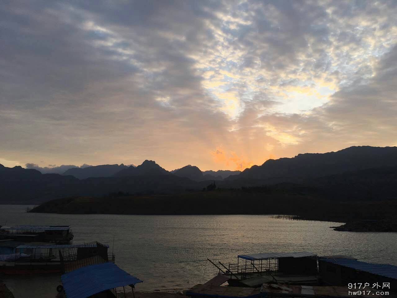 夜宿码头时表哥早起拍到的日出，美轮美奂。