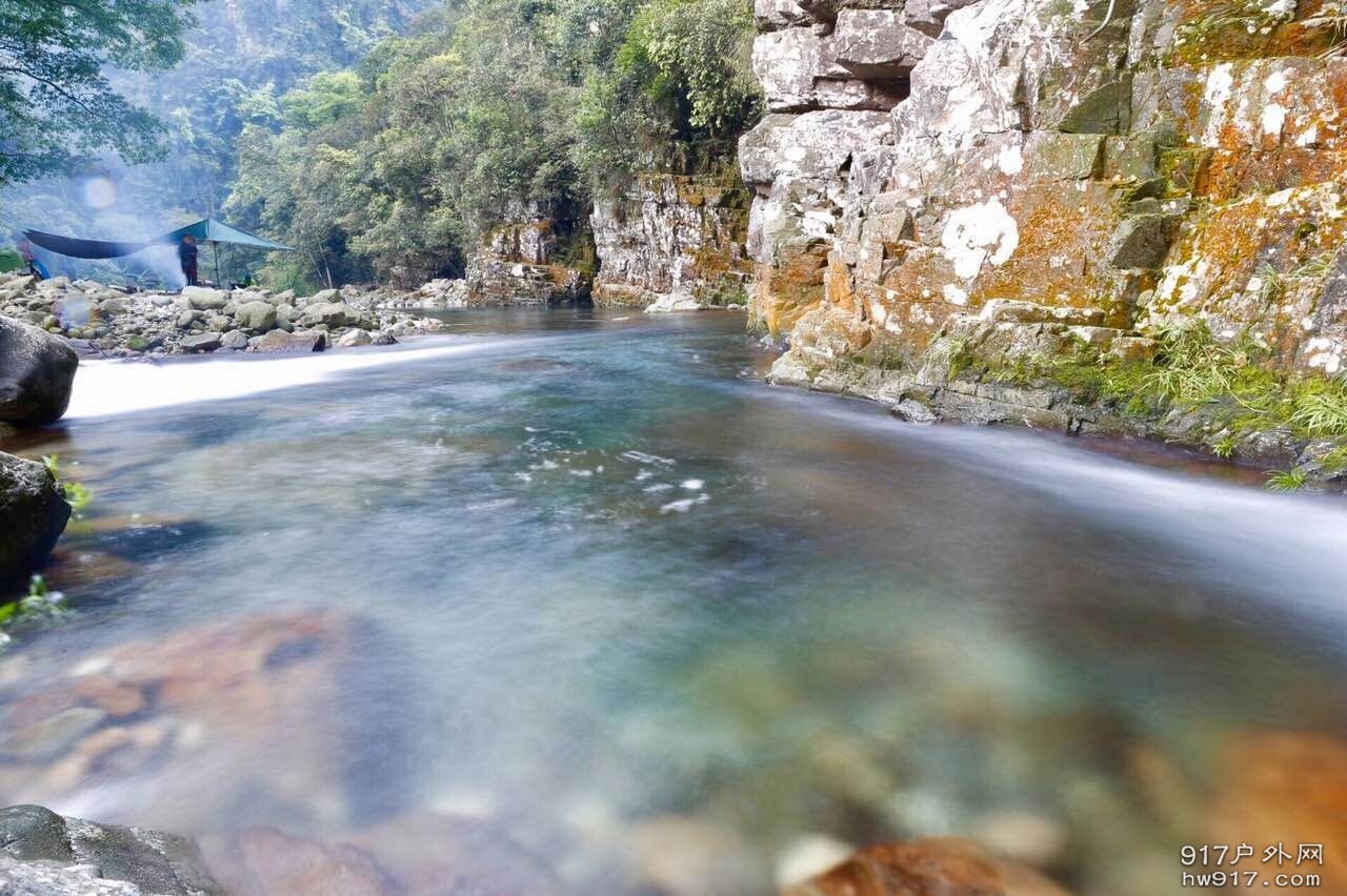 清澈见底的溪水我们再来一张