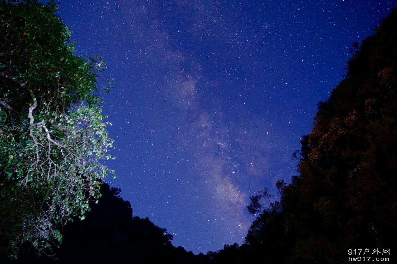 恩，我已经词穷了，反正还是表哥拍的星空