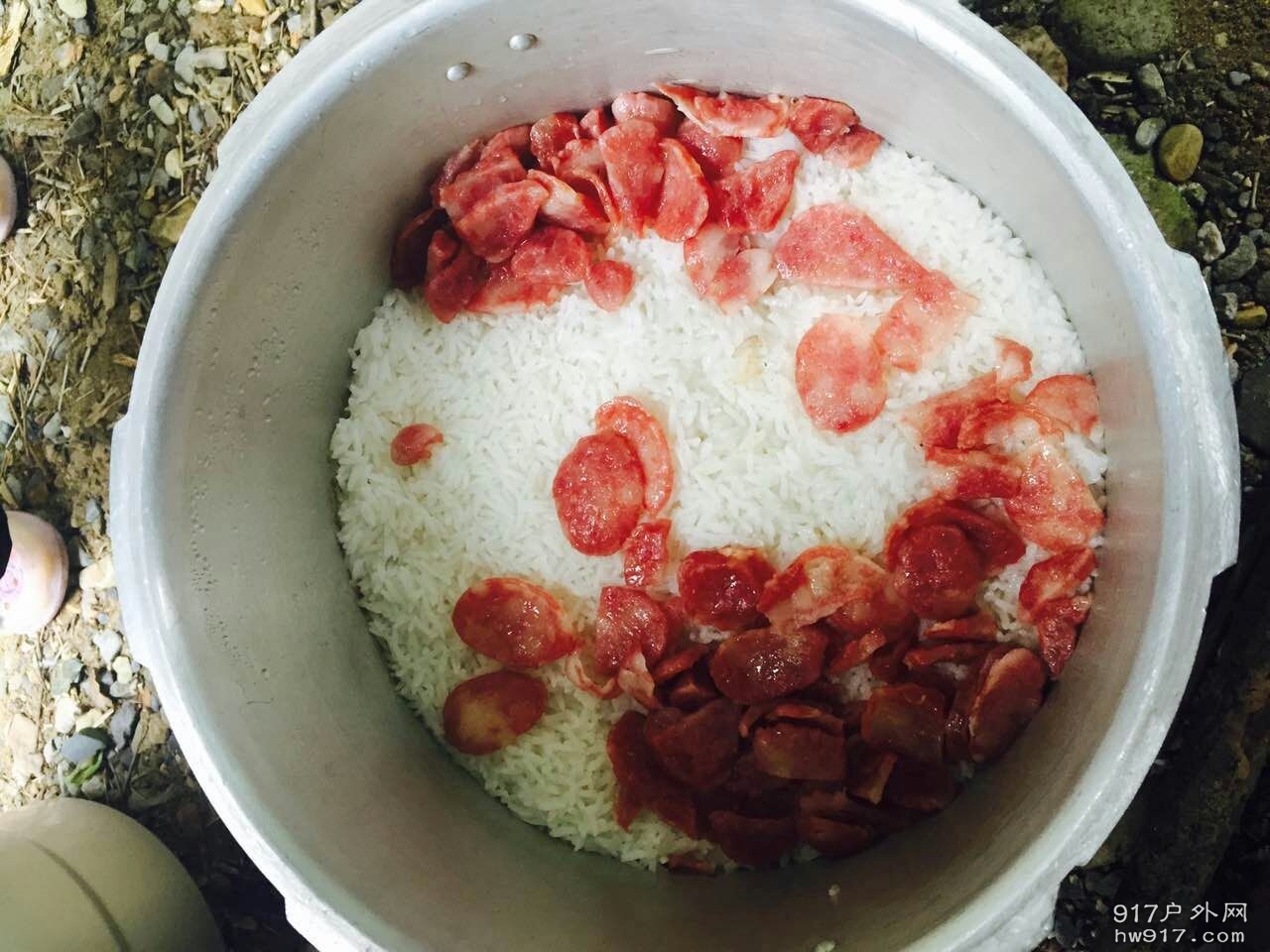 第一餐，我们的腊肠饭，隐藏的大厨好多个