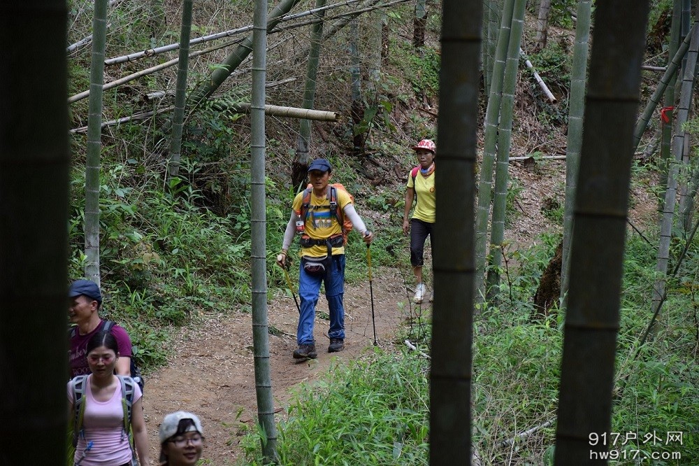 小明哥风尘仆仆的走过来