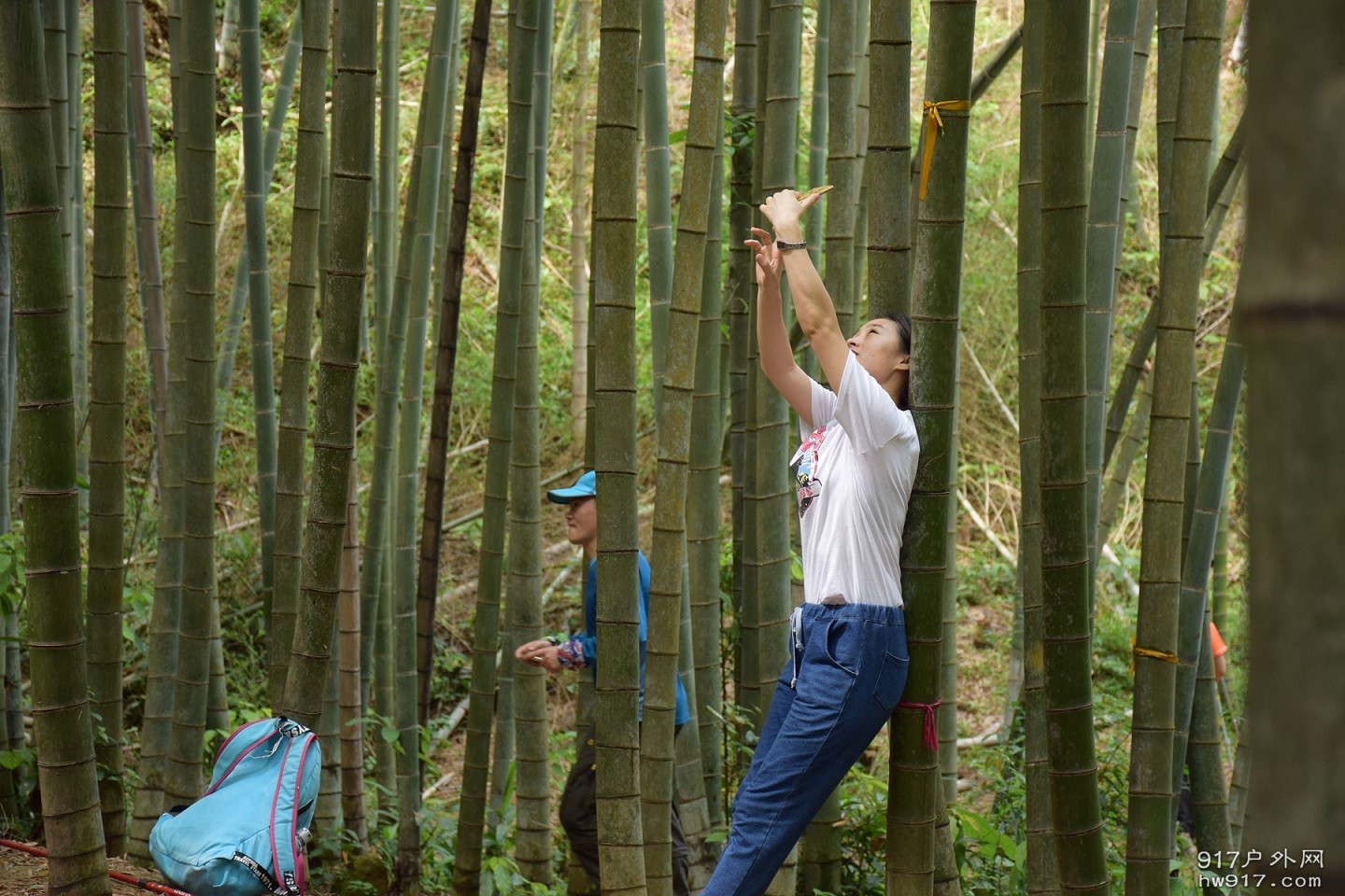 一枚沉醉于自拍的妹纸
