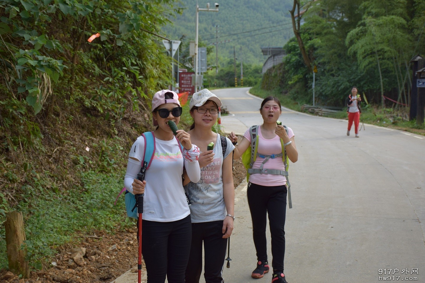 三个人吃着黄瓜