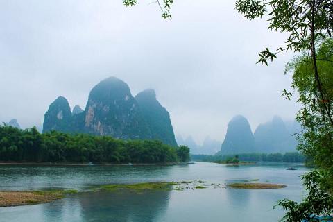 人人都说漓江美﹐最美漓江水； 青山倒影，水波不兴，风情万种，几分朦胧，几分清晰； 水边是山，山下是水； ...