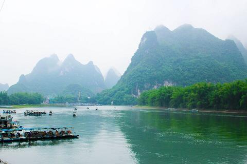 水上竹筏点点，游船翩翩