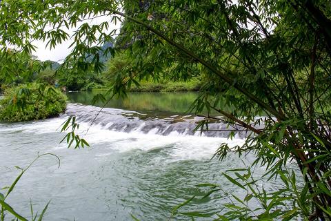 微风摇曳着那淡淡的竹影，飘渺的云，静谧的水，清凉的风，让我陶醉在这美丽的风景里。 ... ... ...