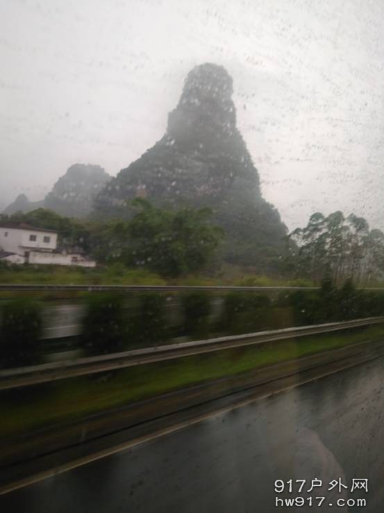 清晨5点半，被一车坐着驴梦的大家吵醒。车窗外广西特有的山貌惊呆眼目，蒙蒙细雨中一座座的雄伟的山在云雾 ...